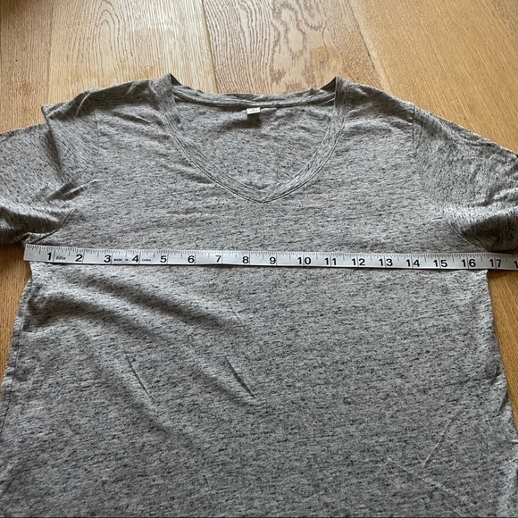 UNIQLO HEATHER GREY V-NECK  -TEE - XS - Picture 12 of 12